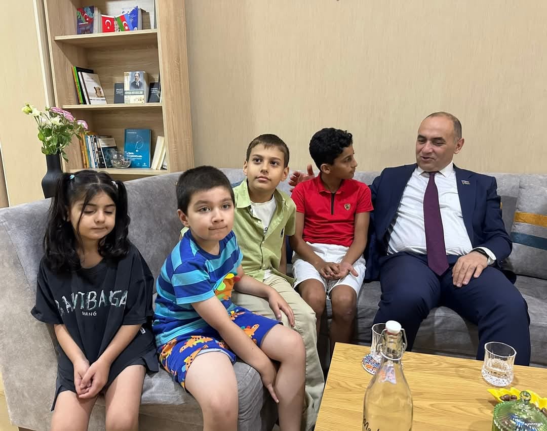 Balaca vətəndaşlarla böyük söhbət: Millət vəkili yay məktəbində (FOTO)